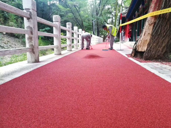 透水彩色路面制作的跑道材料通常是哪些？